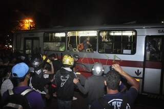 Ônibus foi depredado e houve briga no fim do protesto (Foto: João Garrigó)