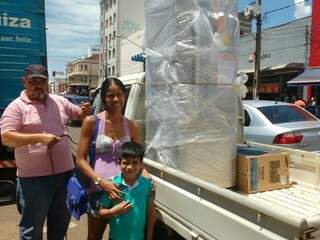 Maíza comprou geladeira com desconto de R$ 500, mas teve que contratar frete para levá-la para casa (Foto: Adriano Fernandes)