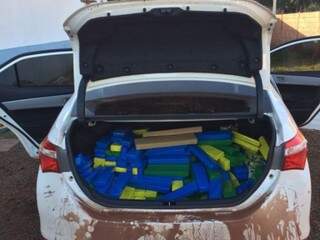 já no outro veículo foram encontrados mais 448  quilos em 545  tabletes. (Foto: Divulgação PMR) 