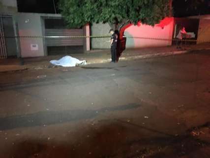 Homem é morto a tiros em frente a residência do bairro Guanandi 