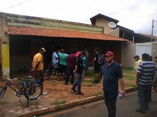 Trabalhadores permanecem em frente a residência no Santo Amaro, aguardando pagamento prometido (Foto: Divulgação)