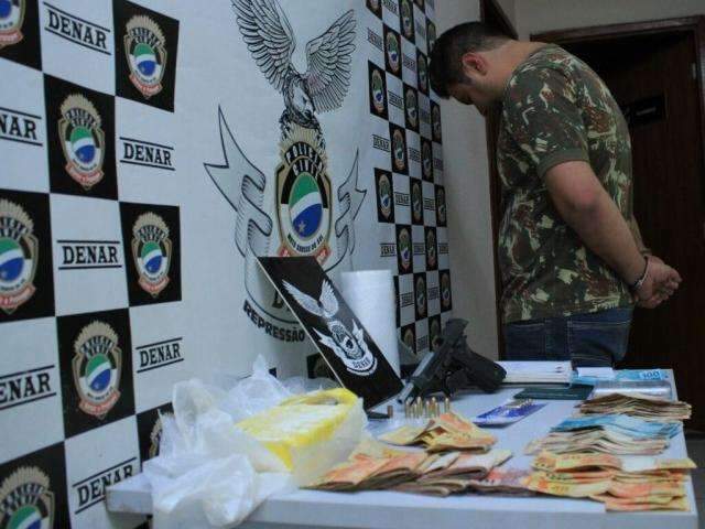Suspeito de tr&aacute;fico &eacute; flagrado com droga, dinheiro falso, muni&ccedil;&otilde;es e arma