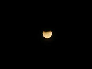 Uma das fases da lua durante eclipse desta sexta-feira (Foto: Paulo Francis) 