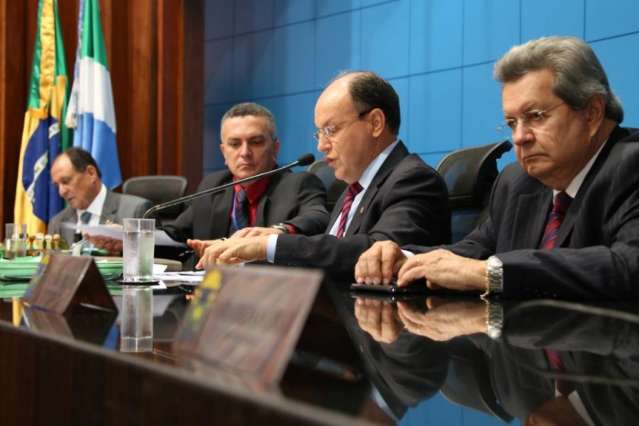 Com 17 votos a favor, deputados aprovam PEC do Limite de Gastos