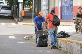 Equipe da Prefeitura, na manhã desta sexta-feira, recolhendo lixo na rua Rui Barbosa. (Foto: Alcides Neto)