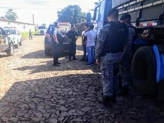 Policiais do Choque ao lado da carreta roubada em Laguna Carapã. (Foto: Divulgação/Batalhão de Choque da Polícia Militar) 