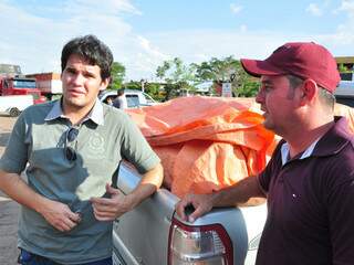 Moradores de Rio Verde encheram a carroceria com produtos do Paraguai. Economia nos preços garante as compras. 