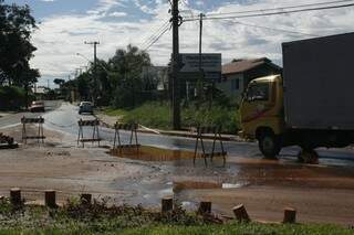 Cavaletes sinalizam o problema no asfalto na rotatória (Foto: Marcos Ermínio)