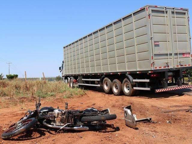 Jovem tem hemorragia interna e fratura exposta ao atingir caminh&atilde;o