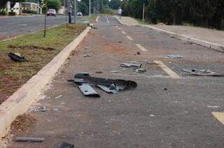 Estilhaços dos veículos e marcas no asfalto e na grama revelam a violência da colisão. (Foto: Simão Nogueira)