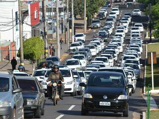 Cortejo marcou enterro de taxista morto ontem, em Campo Grande. (Foto: Minamar Júnior)