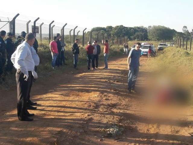 Homem &eacute; executado e tem o corpo abandonado em estrada na fronteira