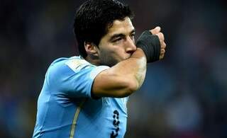 Suárez foi o nome do jogo e fez os dois da vitória uruguaia (Foto: Mike Hewitt/Fifa) 
