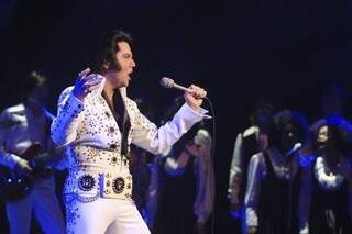 No musical Elvis Experience quem interpreta o rei do rock é o músico Renato Carlini. (Foto:Divulgação)