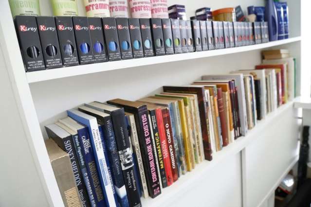 Cabeleireiro substitui shampoos por livros nas prateleiras e cria campanha