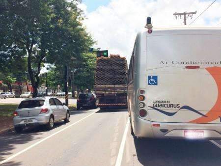 Carreta com carga de canos ignora regras e atrapalha tr&acirc;nsito na Afonso Pena