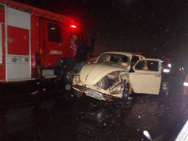 Dirigindo embriagado, homem bate com fusca em F-4000 e &eacute; preso