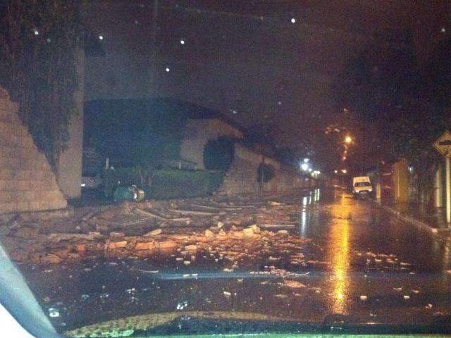 Rajadas derrubam muro de casa e &aacute;rvore; Defesa Civil ainda avalia estragos