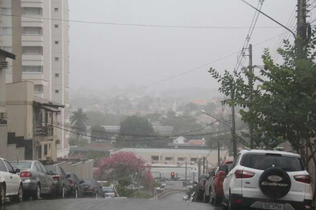 Chuva faz temperatura cair e popula&ccedil;&atilde;o retira casacos do arm&aacute;rio na Capital