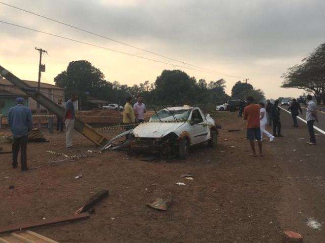 Picape derruba dois postes, atinge ponto de &ocirc;nibus e motorista morre