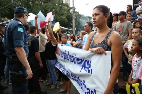 Manifestantes invadem desfile e reclamam de saúde para políticos 