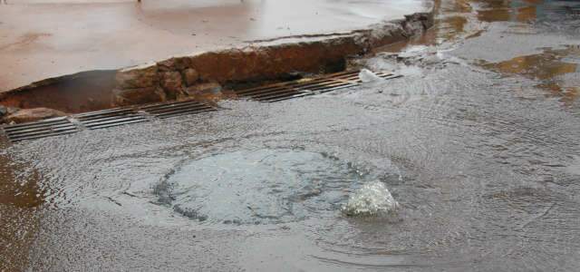 Vazamento de esgoto em avenida do Tiradentes provoca indigna&ccedil;&atilde;o