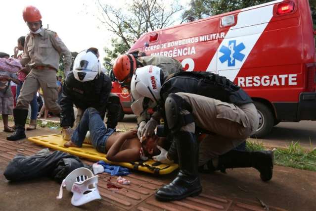 Motorista atropela, foge e deixa crian&ccedil;a com fratura e sem dentes