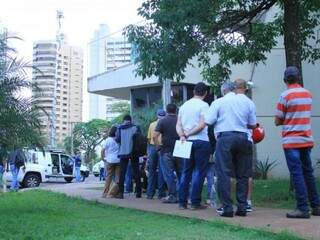 Contribuintes na fila de espera para renegociar dívidas, em outubro passado. (Foto: Marina Pacheco/Arquivo).