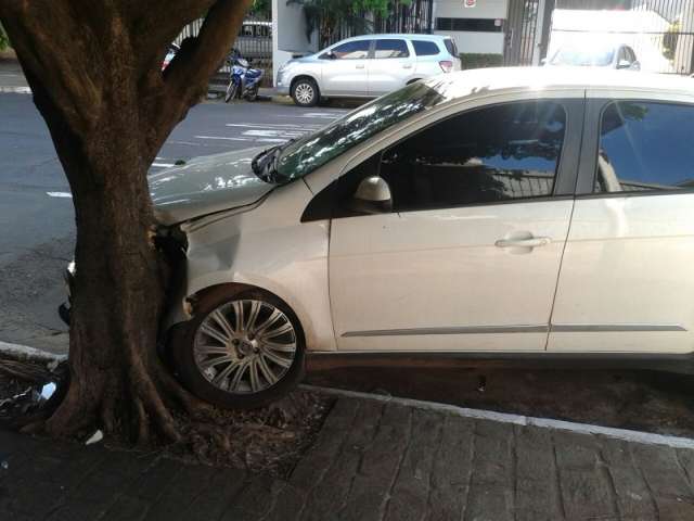 Caminhonete bate em outro carro e condutor foge do local na Rua Bahia