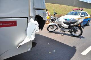 Motocicleta bateu na traseira do coletivo. (Foto: João Garrigó)