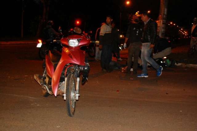 Colis&atilde;o entre carro e moto deixa mulher com fratura exposta no Rita Vieira 