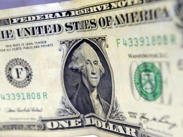 Bolsa sobe 2% e d&oacute;lar fecha quase est&aacute;vel, cotado a R$ 3,95