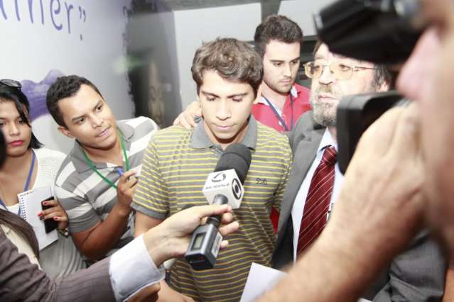 Suspeito de agredir namorada continua foragido; nem pai sabe onde ele est&aacute;