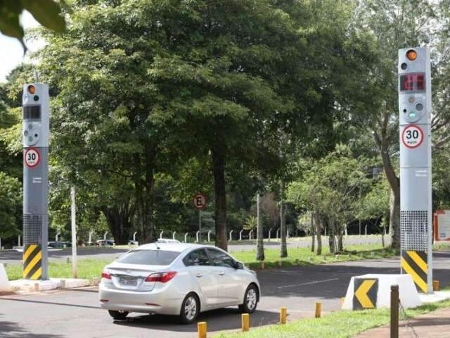 Sem multar, lombadas &lsquo;mentem&rsquo; velocidade por causa de &aacute;gua no visor