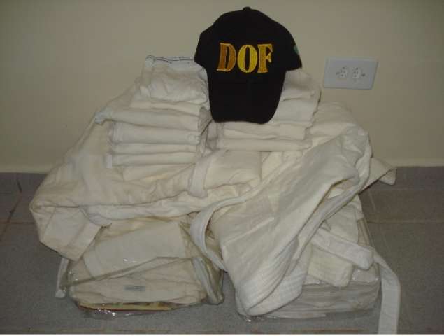 Pol&iacute;cia prende 2 traficantes com 11,8 kg de coca&iacute;na engomada em roupas