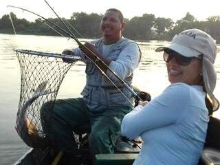 Pesca deixou de ser praticada apenas por homens nos rios pantaneiros (Foto: divulgação)
