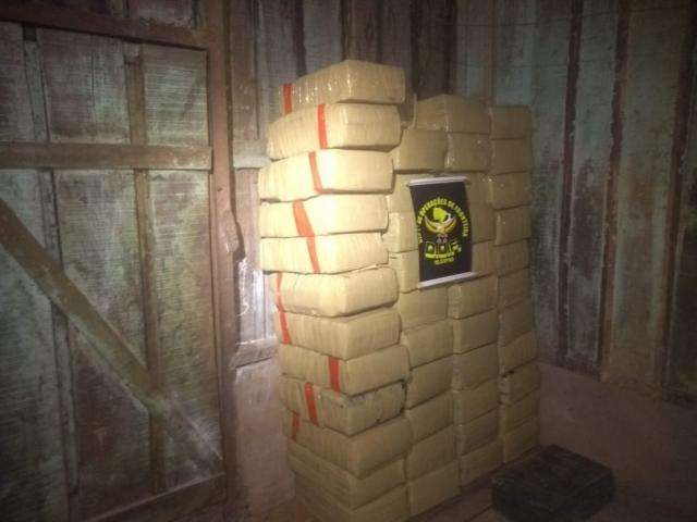 Traficantes fogem para o Paraguai e abandonam maconha em ch&aacute;cara