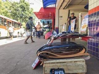 Produtos expostos na calçada no centro de Campo Grande. (Foto: Tatiana Marin)