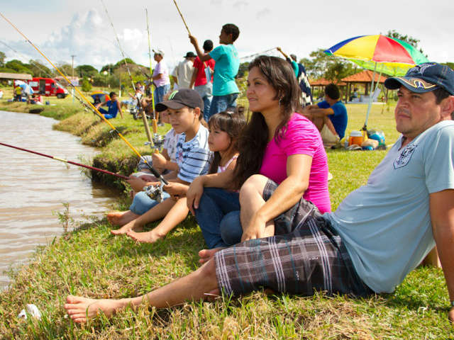  Torneio de pesca infantil atrai crian&ccedil;as para a 9&ordf; Festa do Peixe de Dourados