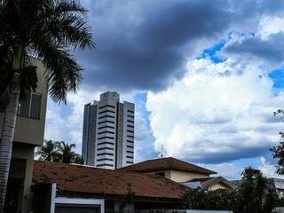 Edifício e árvores no Jardim dos Estados compõem cenário com nuvens carregadas do céu de Campo Grande nesta tarde. (Foto: Marina Pacheco)