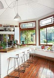 Na cozinha, móveis modernos são contraste com janelas de madeira mais clássicas.