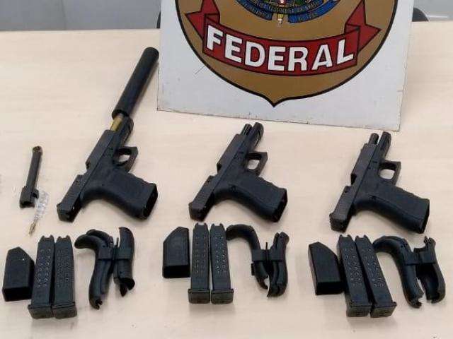 Dupla &eacute; presa pela PF com 3 pistolas estrangeiras e silenciador na MS-156