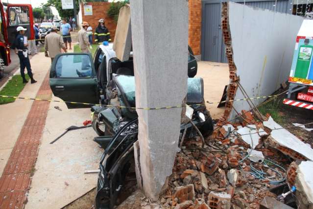 Motorista perde controle da dire&ccedil;&atilde;o, bate carro em muro e fere cinco