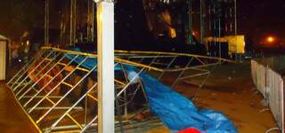 Parte da estrutura que ficava na lateral do palco foi arrastada pelo vento para a área vip (Foto: Angela Bezerra/Coxim Agora)
