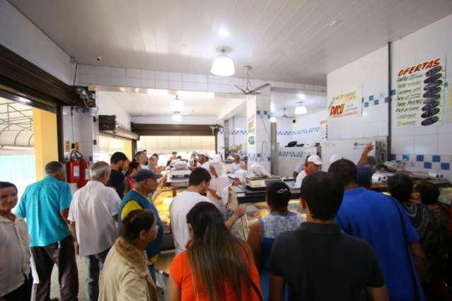 Na v&eacute;spera da Sexta-feira Santa, clientes lotam peixarias da Capital
