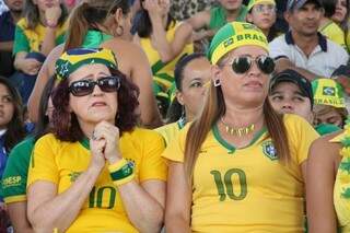 Torcida acompanha jogo de Brasil e México na Vila Brasil, na Capital (Foto: Marcos Ermínio)
