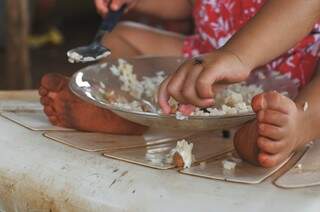 Sobrevivendo muitas vezes com salário mínimo, famílias dão prioridade à alimentação dos filhos. (Foto: Alcides Neto)