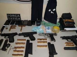 Armas, munição, celulares, dinheiro e toucas encontrados com quatro homens presos domingo em Dourados (Foto: Arquivo)