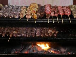 Os espetinhos de carne, frango, queijo e tilápia são vendidos no período noturno (Foto: Kisie Ainoã)