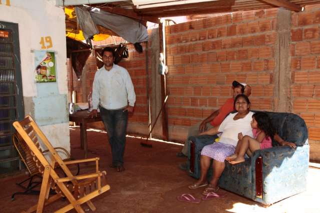 Despejado, pai de 3 filhos passa noite na cal&ccedil;ada e pede ajuda a fam&iacute;lia